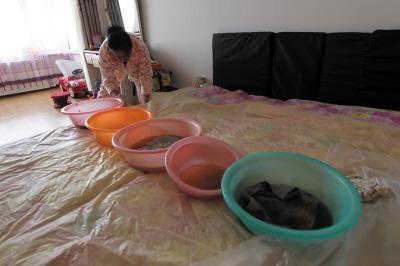 通海楼上漏水，住户失联，小区没物管，业主维权难！律师来支招……